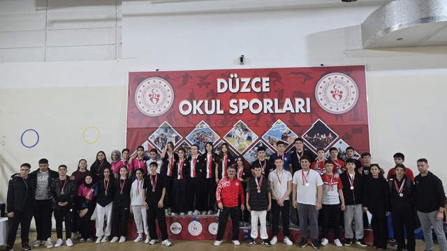 161 sporcu bilek güreşinde mücadele etti
