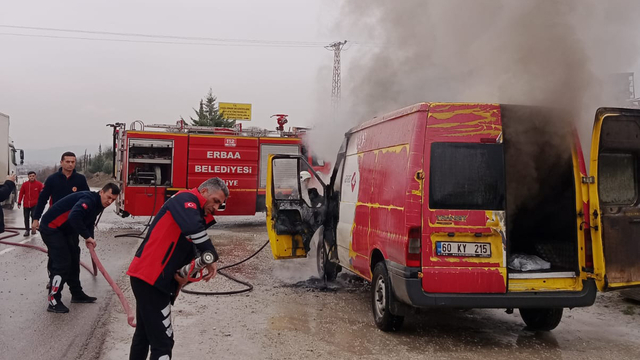 Tokat'ta kargo minibüsü alev alev yandı