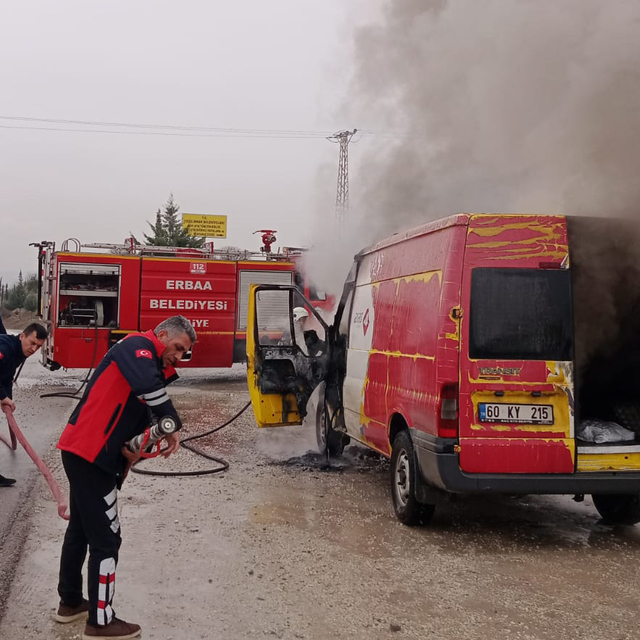 Tokat'ta kargo minibüsü alev alev yandı