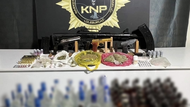 Lüleburgaz'da narkotik operasyonunda 20 gözaltı: Uyuşturucu, kaçak içki ve 3 adet silah ele geçirildi