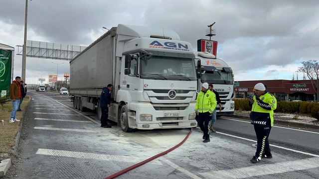 Aksaray'da seyir halindeki tırda çıkan yangın söndürüldü