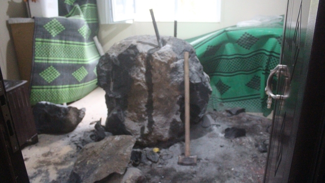 Giresun'da riskli bölgedeki kayalar kaldırılırken kopan kaya parçası evin içerisine girdi