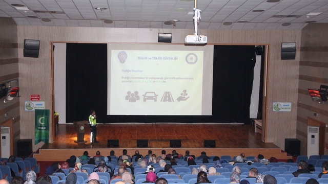 Gerede'de polis ekipleri vatandaşları ve öğrencileri bilgilendirdi