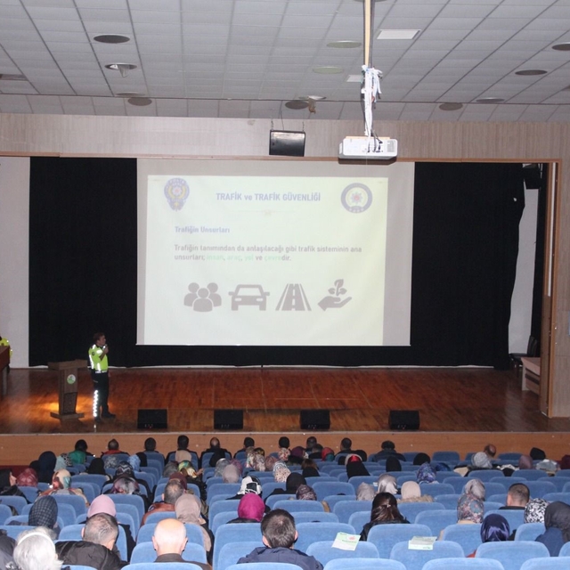 Gerede'de polis ekipleri vatandaşları ve öğrencileri bilgilendirdi