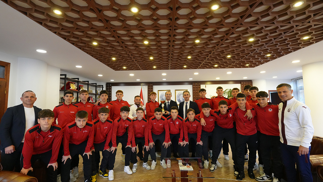 Akçaabat Belediye Başkanı Ekim, dereceye giren öğrencileri ağırladı