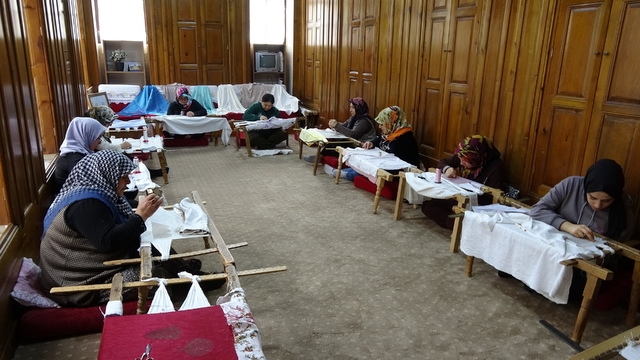 Binbir emekle yapılan 'Antep İşi Nakış' UNESCO tarafından tescillendi
Antep İşi Nakışı'nın UNESCO tarafından tescillenmesi kadınları mutlu etti
Gaziantep Antep İşi Nakışı'nın UNESCO tarafından tescillenmesinin sevinci