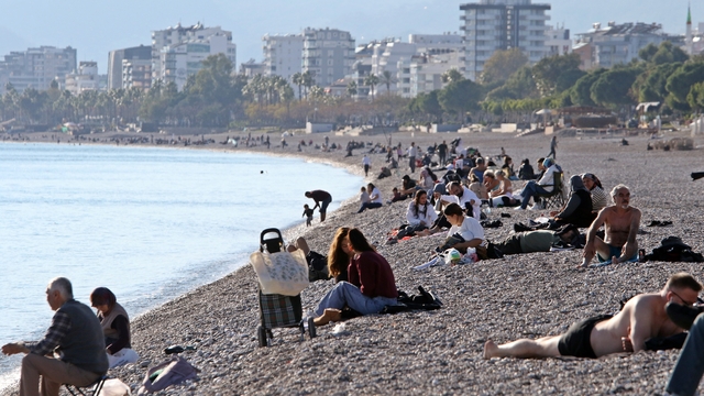 Antalya'nın gecesi kış, gündüzü yaz: "Akşam soba yaktık, gündüz güneşleniyoruz"
Gece saatlerinde 8 dereceye düşen sıcaklık, öğle saatlerinde 24 olarak ölçüldü
Kayseri'den Antalya'ya ziyarete gelen Ali Kahraman:
"Antalya 10 numara bir memleket"