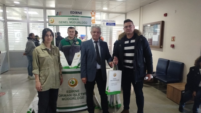 Edirne Tapu Müdürlüğünde işlem yaptıranlara fidan hediye edildi