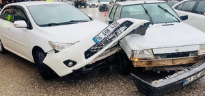 Ceylanpınar'da 2 otomobil çarpıştı