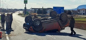 Aksı kırılan pikap takla attı