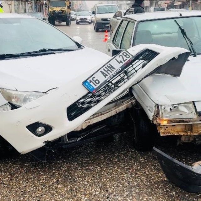 Ceylanpınar'da 2 otomobil çarpıştı