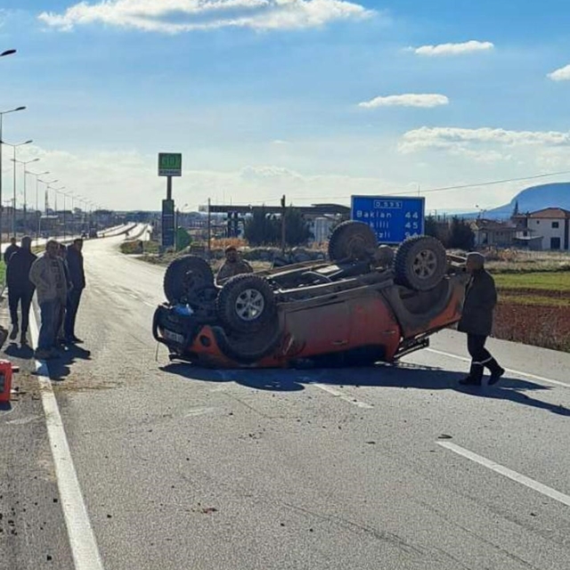 Aksı kırılan pikap takla attı