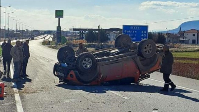 Aksı kırılan pikap takla attı