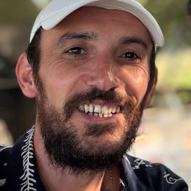 Yoldan çıkıp yan yatan kamyonetin sürücüsü öldü