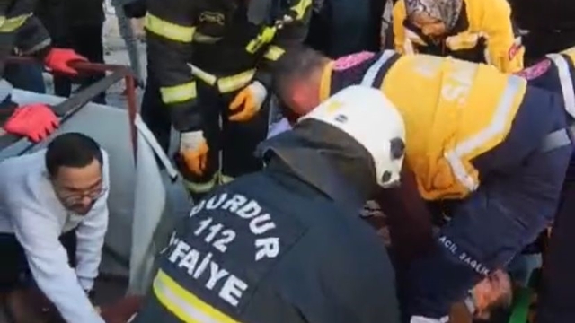 Burdur'da minibüsle üç tekerlekli motosiklet çarpıştı: 2 yaralı