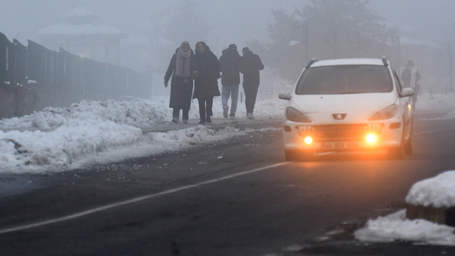 Kars'ta etkili olan sis trafiği olumsuz etkiledi