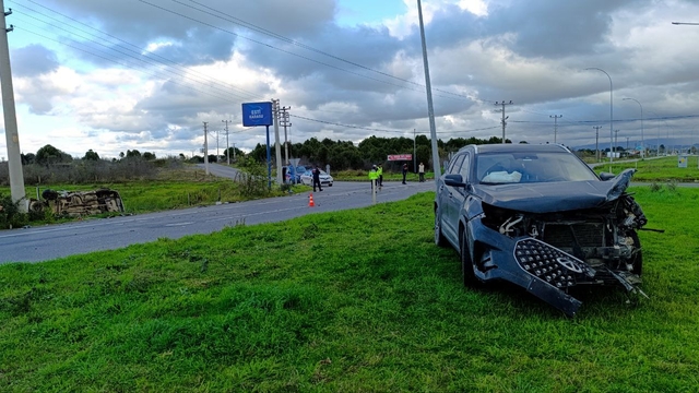 Sakarya'da SUV tipi araç ile otomobilin çarpışması sonucu 2 kişi yaralandı
