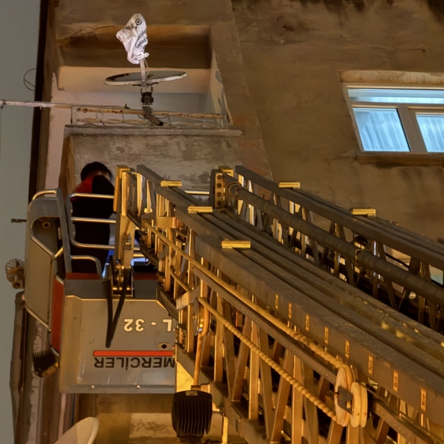 İtfaiye eve merdiven uzatarak girdi, çocuğun uyuduğu ortaya çıktı