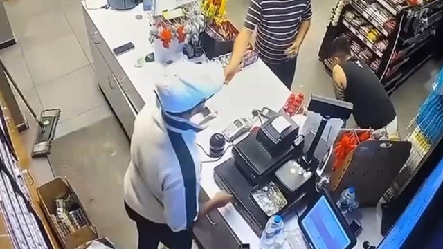 Kocaeli'de "kız meselesi" cinayeti kamerada
Rahat tavırlarla önce bekledi, sonra defalarca ateş etti