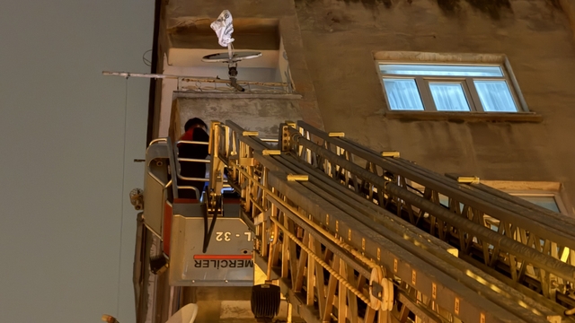 İtfaiye eve merdiven uzatarak girdi, çocuğun uyuduğu ortaya çıktı