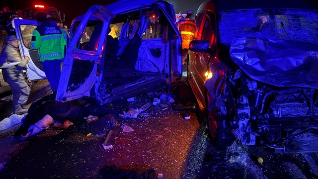 Mardin'de 3 aracın karıştığı kazada 3 ölü, 6 yaralı