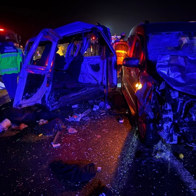 Mardin'de 3 aracın karıştığı kazada 3 ölü, 6 yaralı