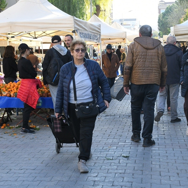 Kuşadası'nda Yerel Üretici Sergisi'nın tezgahları kışa özgü sebze ve meyvel...