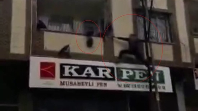 Gaziantep'te yürekleri ağza getiren an: Balkonda asılı kalan çocuğu kurtardı
Panik anları cep telefonu kamerasında