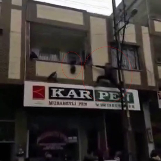 Gaziantep'te yürekleri ağza getiren an: Balkonda asılı kalan çocuğu kurtard...