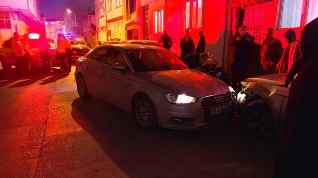 Dur ihtarına uymayan 18 yaşındaki sürücü 5 kilometrelik kovalamaca sonunda yakalandı
Otomobille park halindeki araçlara çarpan şahsın motosiklet ehliyeti olduğu belirlendi