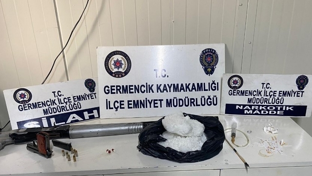 Şüphe üzerine durduruldu, evinde 2 kilogram uyuşturucu ele geçirildi