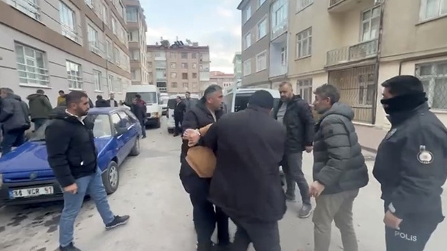 Aranan şahıs yakalanacağını anlayınca arkadaşlarıyla polise direndi