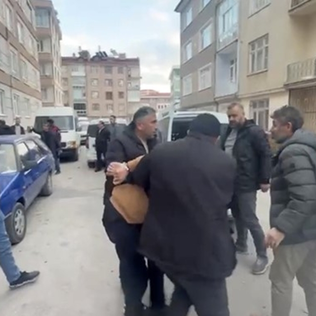 Aranan şahıs yakalanacağını anlayınca arkadaşlarıyla polise direndi