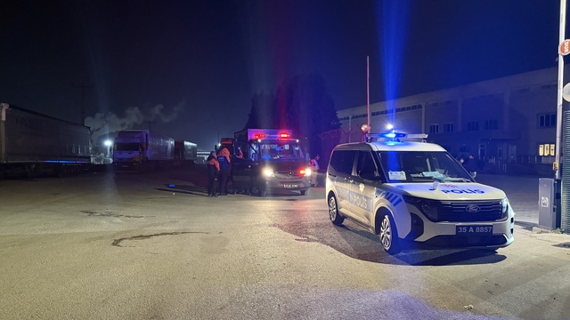 İzmir'de tırdaki kimyasal madde sızıntısından etkilenen 5 kişi hastaneye kaldırıldı