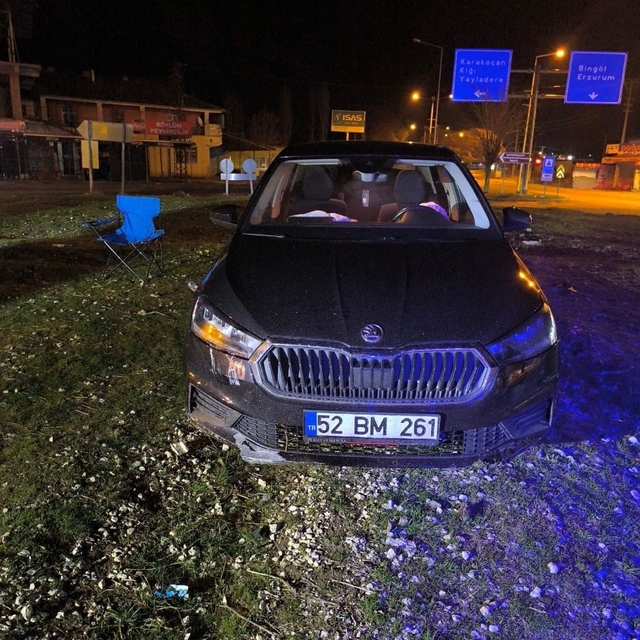 Elazığ'da kontrolü kaybedilen otomobil kavşaktaki refüje çıktı: 1 yaralı