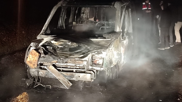 Seyir halindeki hafif ticari araç alev topuna döndü
Alevlere teslim olan araçtan geriye demir yığını kaldı