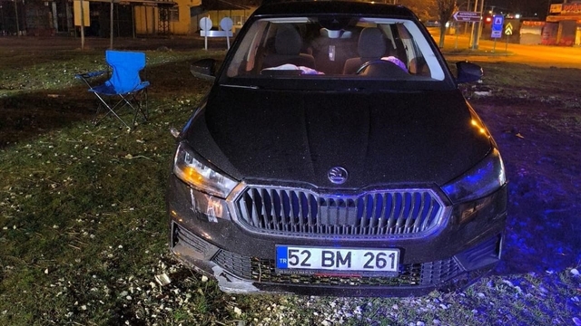 Elazığ'da kontrolü kaybedilen otomobil kavşaktaki refüje çıktı: 1 yaralı