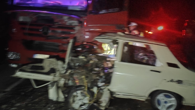 TIR ile otomobil kafa kafaya çarpıştı; 2 yaralı