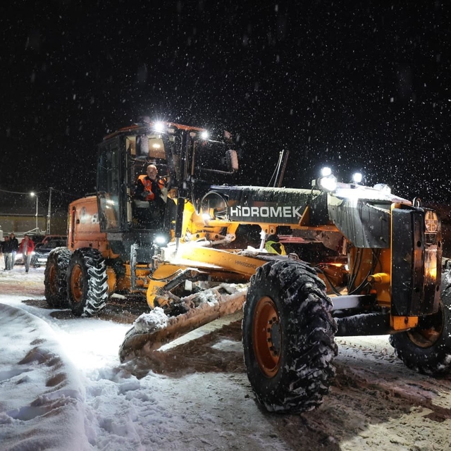 Erzincan Valisi karla mücadele çalışmalarını sahada takip etti