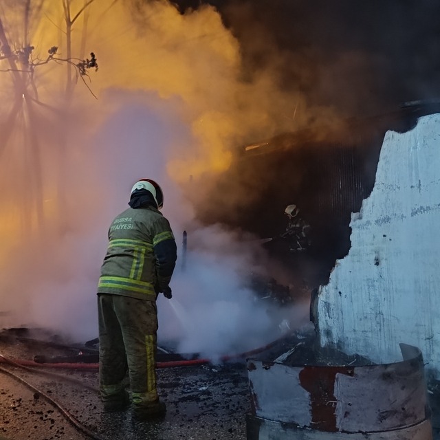 Bursa'da barakada yangın; 1 kişi dumandan etkilendi