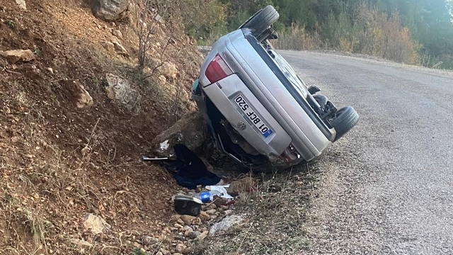 Feke'de takla atan otomobildeki 2 kişi yaralandı