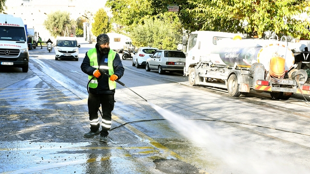 Kuşadası Belediyesi'nden detaylı temizlik çalışması