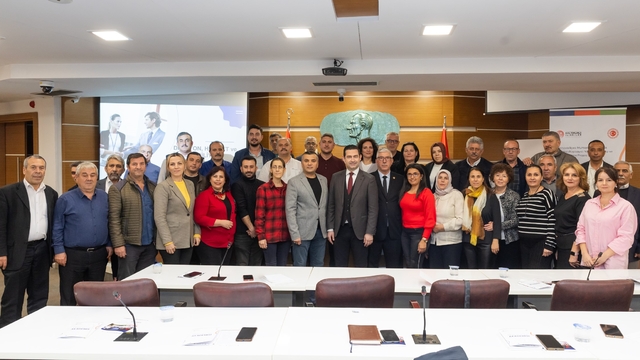 Muhtarlara akademik destek
Türkiye'de ilk kez uygulanan "Muhtarlar Akademisi" projesi ile muhtarların iletişimden dijital okuryazarlığa uzanan geniş bir yelpazede güçlenmesini hedefleniyor.