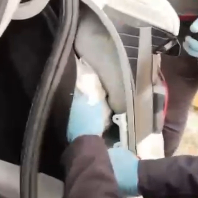 Arabaya uyuşturucu zulalayan şahıslar polisten kaçamadı: 3 tutuklama