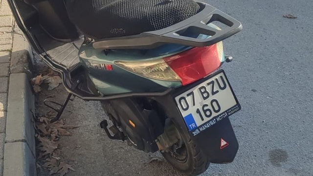 Antalya'da park halindeki otomobile çarpan motosikletli yaralandı