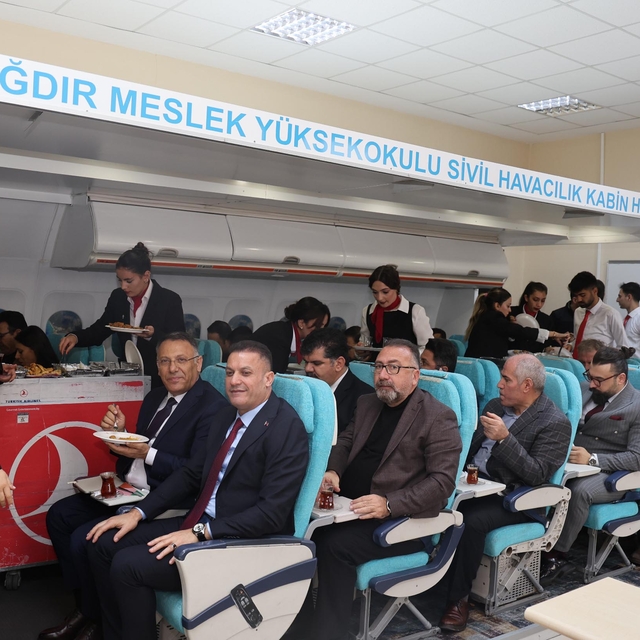 Havacılık öğrencilerine kabin simülasyon sınıfında uygulamalı eğitim