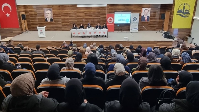 Bayburt'ta insan hakları konulu panel düzenlendi