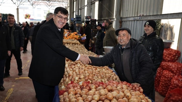 Başkan Eyüp Kahveci, Fatih Mahallesi Semt Pazarı'nda esnaf ve vatandaşlarla buluştu