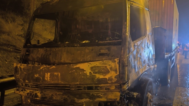 Mersin'de tır yanarak kullanılamaz hale geldi