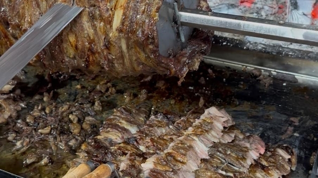 Bin yıllık yemek kültürünü 400 yıllık hana taşıdılar
400 yıllık han, bin yıllık lezzetle buluştu
Yüzyıllık kavurma geleneğine Cağ döner de eklendi